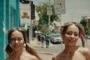 女性2人組は全裸ジョギングの真相を明かす動画を公開した