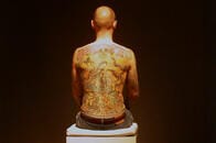 背中を売ってタトゥーを刻む『皮膚を売った男』の現実性