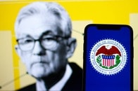 「愚か者」はクビ？ FRB議長「解任の噂」に揺れるアメリカ経済、ドルも一気に下落