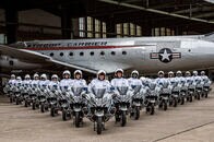 新型バイクにまたがるドイツ警官が立ち向かう相手は？