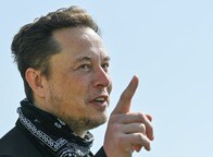 イーロン・マスク、自家用ジェットで車10分の距離を頻繁に飛んで？批判うける