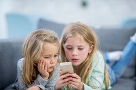 子供がスマホやテレビで遊ぶ時間が長過ぎると認知能力が低下する？　研究結果