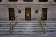 アングル：米政府、借り入れコスト抑制へ選択肢狭まる　歳出削減以外ならインフレ加速も