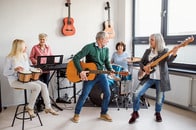 楽器演奏が「脳の健康」を保つ...高齢期の記憶力維持と認知症リスク低下の可能性、英研究