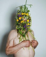 花のマスクをかぶった「最後のマッチョ」──老いた現実