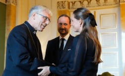 「次の国王」になったノルウェー22歳王女、祖父の死から4日で歴史的宣誓…喪服姿で署名