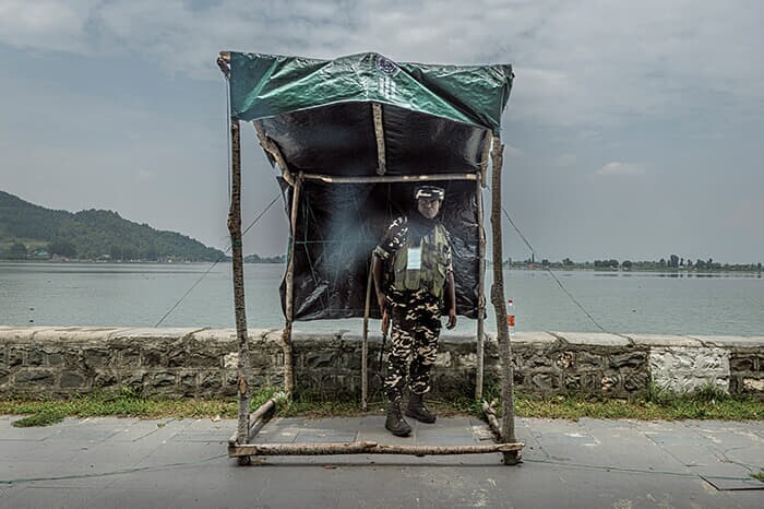 湖畔で警備に当たるインドの治安部隊。スリナガル市内には多数の検問所がある