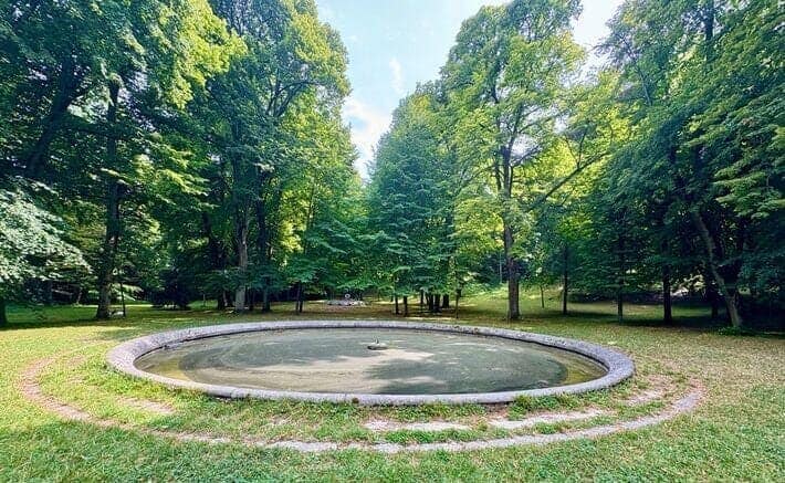 パリ郊外イル・ド・フランス地域圏のオー・ド・セーヌ県にあるサン・クルーの城跡公園。城の外郭遺跡に広大な森がつづく。