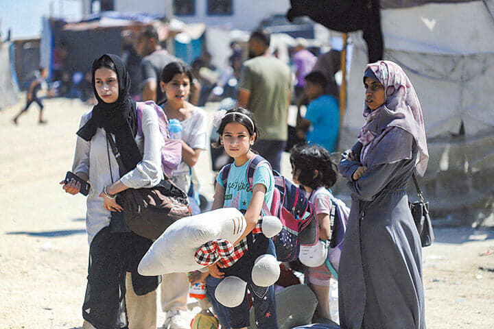 イスラエル軍の避難命令を受けてさまようパレスチナ自治区ガザの住民