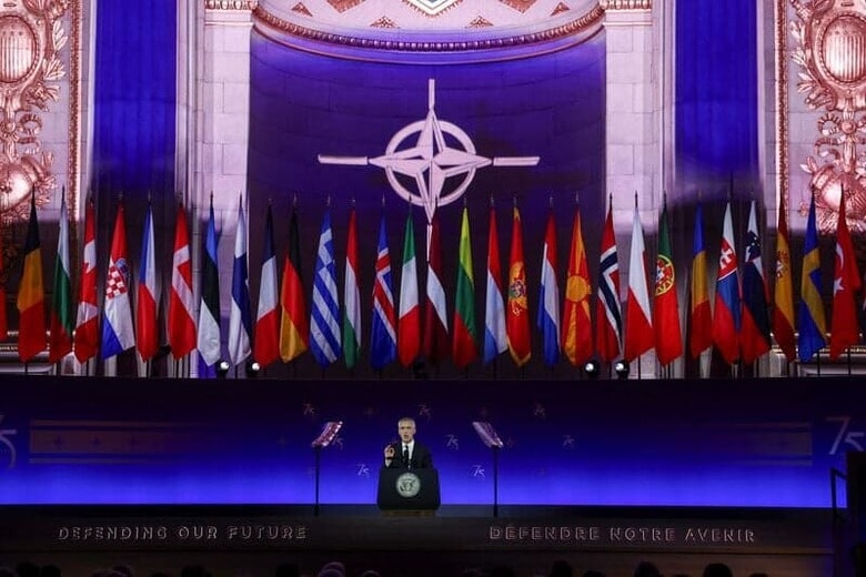 ９日、バイデン米大統領は北大西洋条約機構（ＮＡＴＯ）首脳会議で演説し、米国と同盟国がウクライナに戦略防空システム５基を新たに供与すると発表した。写真は首脳会議で演説するストルテンベルグ事務総長。米首都ワシントンで撮影（２０２４年　ロイター/Yves Herman）