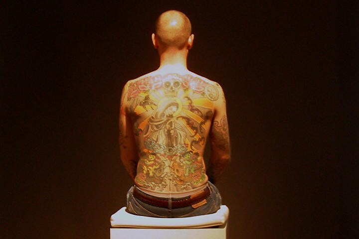 映画『皮膚を売った男』に影響を与えたヴィム・デルボア氏の作品「TIM」　By <a href=\"https://commons.wikimedia.org/w/index.php?curid=72255099\" target=\"_blank\">Lynette Woods from Australia</a> - Tim (Tattooed Man), CC BY-SA 2.0