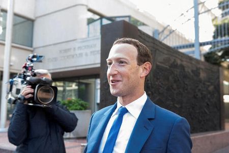 米メタ・プラットフォームズのマーク・ザッカーバーグ最高経営責任者（ＣＥＯ）は９日、簡易投稿アプリ「スレッズ」の更新で、投稿をインスタグラムのメッセージで共有できる機能などを新たに追加し、利用者のつなぎ留めを図る意向を表明した。写真は、同CEO。２０２２年１２月２０日に米カリフォルニア州の連邦地裁前で撮影。（２０２３年　ロイター／Laure Andrillon）