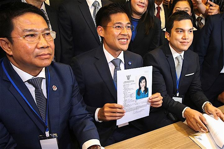 ウボンラット王女の首相候補申請書類を掲げる「タイ国家維持党」の幹部　Athit Perawongmetha-REUTERS