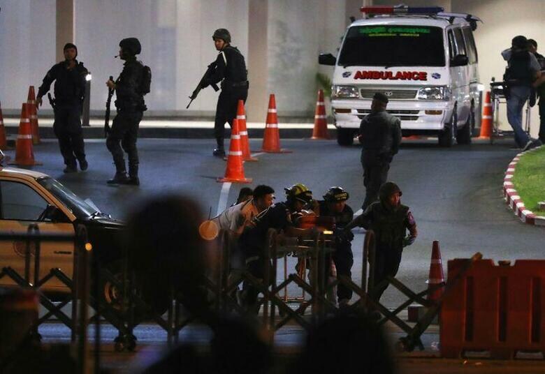 タイ東北部ナコンラチャシマ県で起きた乱射事件で、治安当局はショッピングモールで立てこもりを続けていた陸軍兵士の男を射殺した。この乱射事件では、少なくとも29人が死亡、57人が負傷した。写真は運び出される治安部隊当局者。9日撮影（2020年ロイター/Athit Perawongmetha）
