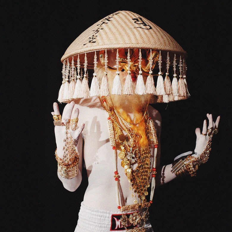 イギリスで7年生活をした北京出身のチェン・ティエンジュオの作品は、古代神×クラブミュージックという異空間がたまらない　Photo: Qianarrchy