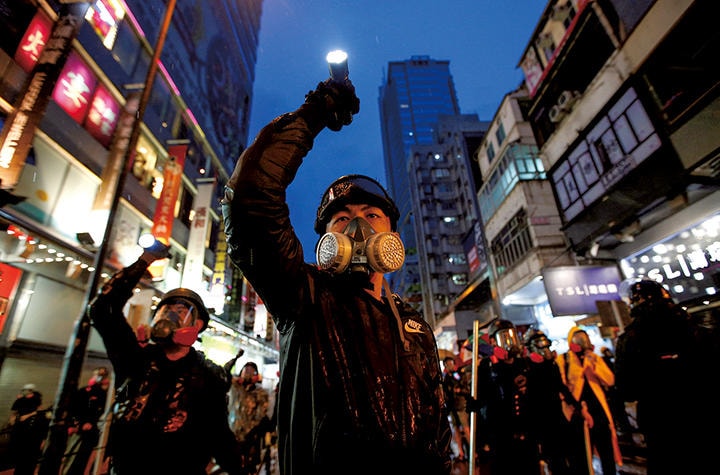 警察に懐中電灯を向けるデモ隊（2019年8月25日）　WILLY KURNIAWAN-REUTERS