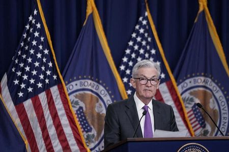 米連邦準備理事会（ＦＲＢ）は１７日、カンザスシティー地区連銀がワイオミング州ジャクソンホールで開催する毎年恒例の経済シンポジウム（ジャクソンホール会議）で、パウエル議長が２５日午前１０時０５分（日本時間午後１１時０５分）から講演すると発表した。７月撮影（２０２３年　ロイター/Elizabeth Frantz）