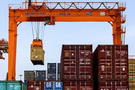 　４月２２日、ロイターが確認した文書によると、ベトナムの商工省は、米国など貿易相手国への違法な迂回（うかい）輸出を取り締まるよう通達を出した。写真は、ドナルド・トランプ米大統領が多くの国に対する関税の90日間の停止を発表した後、ベトナムのハイフォン港に停泊中の貨物船に積み込まれるコンテナ。４月１６日撮影（２０２５年　ロイター/Athit Perawongmetha）