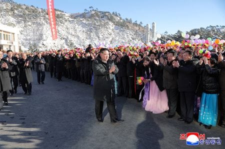 　北朝鮮国営の朝鮮中央通信（ＫＣＮＡ）は８日、第９回朝鮮労働党大会が今月下旬に平壌で開催されると伝えた。写真は咸鏡北道を訪問する金正恩総書記。ＫＣＮＡが１月提供（２０２６年　ロイター）
