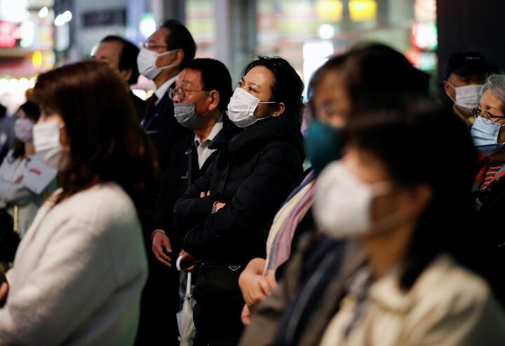 衆院選の街頭演説に耳を傾ける東京都民　Issei Kato-REUTERS