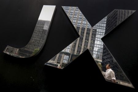 　８月５日、ＪＸ金属は、２０２６年３月期通期の連結業績予想（国際会計基準）を上方修正し、営業利益を従来の９５０億円から１１００億円（前年比２．２％減）に上方修正した。写真はＪＸグループのロゴ。２０１５年１１月、都内で撮影（２０２５年　ロイター/Thomas Peter）