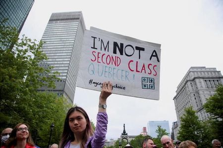 　カナダのケベック州が進めるフランス語を話す移民を増やす取り組みを巡り、産業界で不満がくすぶっている。写真は５月、フランス語に関連した法案９６に抗議する英語話者たち。モントリオールで撮影（２０２２年　ロイター／Christinne Muschi）