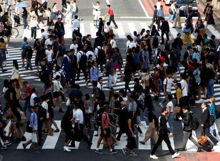 　厚生労働省が３月６日発表した毎月勤労統計調査（速報）によると、１月の実質賃金は前年比０．７％増と、４カ月ぶりに増加した。写真は渋谷のスクランブル交差点。２０１８年１０月撮影（２０１９年　ロイター/Kim Kyung-Hoon）