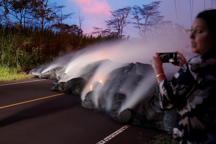 溶岩近くで自撮りをしようする人が後を絶たたず厳罰化　（写真はニュースレポーターが接近した様子）Marco Garcia-REUTERS