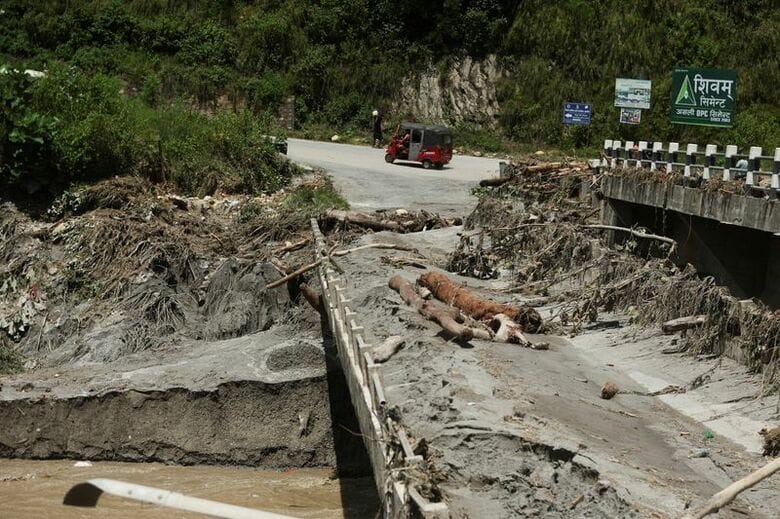 写真は土石流に襲われた現場。8月27日、ネパールのガルチで撮影。REUTERS/Francis Mascarenhas