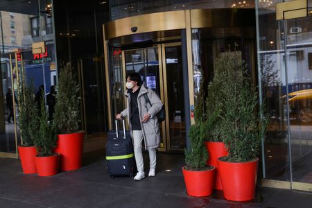 　商業不動産分析会社コースターのデータによると、４月は米国の富裕層が旅行を続けた一方、低所得層はホテルの宿泊予約を減らすなど旅行支出を削減した。ニューヨークで２０２２年３月撮影（２０２４年　ロイター／Andrew Kelly）