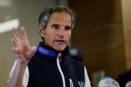 国際原子力機関（ＩＡＥＡ）は６日、ロシア軍が占拠するウクライナ南部のザポロジエ原子力発電所に関する報告書を発表し、核燃料や放射性廃棄物の貯蔵施設など複数の建物に損傷を確認したと指摘した。原子炉建屋の近くでも損傷を確認した。写真は９月２日、ザポロジエ原発査察を終えウィーンの空港で記者会見するIAEAのグロッシ事務局長（２０２２年　ロイター／Leonhard Foeger）