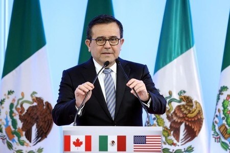 　９月１８日、メキシコのグアハルド経済相は、米国、カナダとの北米自由貿易協定（ＮＡＦＴＡ）の再交渉について、２、３の複雑な課題が成功の鍵を握るとの考えを示した。写真は５日、メキシコシティで会見する同経済相（２０１７年　ロイター／Edgard Garrido）