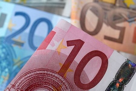 欧州中央銀行（ＥＣＢ）のパネッタ専務理事は１５日、新型コロナウイルスの世界的大流行（パンデミック）が始まって以降、域内では現金以外の決済手段の利用が広まっているものの、安全志向から現金を蓄える動きも根強いと明らかにした。写真は２０１４年４月撮影（２０２１年　ロイター/Dado Ruvic）