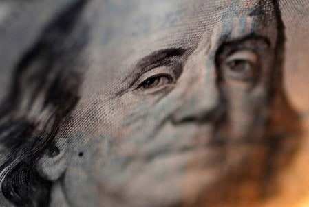 　6月２２日、ニューヨーク外為市場ではドルが主要通貨に対して下落。英国民投票を前にかけ業者のオッズがＥＵ残留に傾いていることなどから、リスク選好ムードが回復した。ドル紙幣、東京で２０１０年撮影（２０１６年　ロイター／Yuriko Nakao/File Photo）