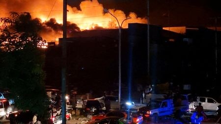 １月２９日、パプアニューギニアのトカチェンコ外相は、中国と安全保障や警察活動での協力に関する協定を結ぶ可能性を協議していると明らかにした。写真はパプアニューギニアのポートモレスビーで行われた警察官の給与削減に対する抗議デモで略奪や放火に参加する人々。ソーシャルメディアより（２０２４年　ロイター）