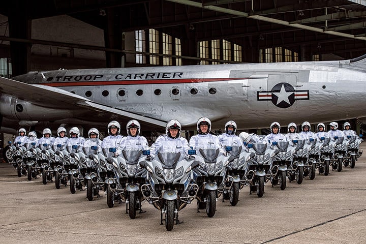 ドイツの警察隊に新型バイクが引き渡された　PAUL ZINKEN-PICTURE ALLIANCE/GETTY IMAGES