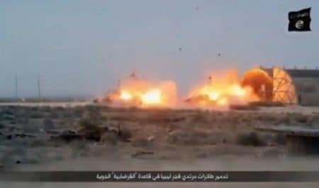 ６月１１日、リビアで活動する過激派組織「イスラム国」は、同国中部シルト近郊の基地で戦闘機爆破の様子を撮影したとする動画を公開した。写真は公開された動画に映された爆破の様子（２０１５年　ロイター）