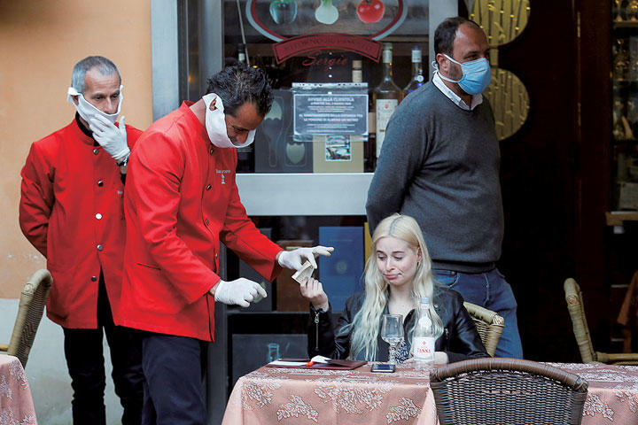 移動制限措置を受けて店を閉めるレストラン（3月11日、ローマ）　REMO CASILLI-REUTERS