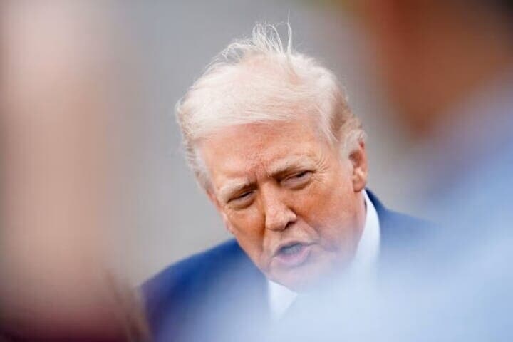 米ワシントンで報道陣に対応するトランプ米大統領。REUTERS/Nathan Howard