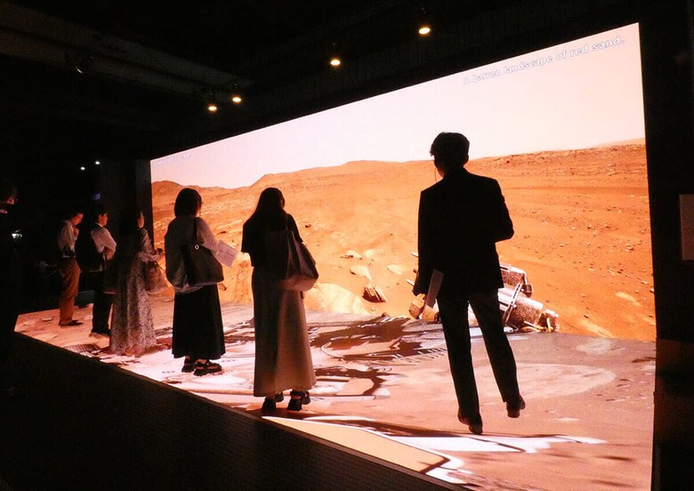 大画面映像で火星ツアーを体験できる（7月11日・日本科学未来館　筆者撮影）