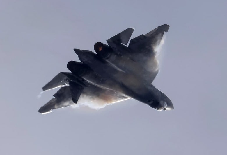 写真はスホイ Su-57戦闘機。2021年の航空ショーでのデモフライトを撮影　Tatyana Makeyeva - REUTERS