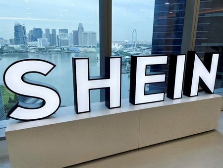 　２月１４日、英紙フィナンシャル・タイムズ（ＦＴ）は、中国発の衣料品の電子商取引（ＥＣ）サイト「ＳＨＥＩＮ（シーイン）」が今年前半に目指していたロンドン新規株式公開（ＩＰＯ）計画について、今年後半に後ずれする可能性が高いと報じた。写真は２０２２年１０月、シンガポールで撮影（２０２５年　ロイター／Chen Lin）