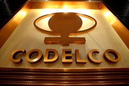 ８月１７日、銅生産世界最大手のチリ銅公団（コデルコ）が生産目標に届かなかったプロジェクトに起因するコスト上昇や債務増大により債務超過に陥るリスクがあることが、業界団体のチリ銅・鉱業研究センター（ＣＥＳＣＯ）の報告書で分かった。写真は同社のロゴ。サンチアゴで２０１８年３月撮影（２０２３年　ロイター/Ivan Alvarado）