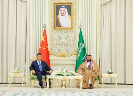 　１２月９日　中国とサウジアラビアは９日、世界石油市場の安定と、それに関するサウジの役割の重要性を再確認したとする共同声明を発表した。写真は中国の習近平国家主席（左）とサウジのムハンマド皇太子（右）。 提供写真（２０２２年　ロイター／Bandar Algaloud/Courtesy of Saudi Royal Court）