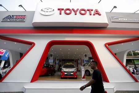 ２月９日、インドネシアやタイなどの新興国で日系自動車メーカーの競争が一段と激化しそうだ。ジャカルタのトヨタ販売店で昨年６月撮影（２０１６年　ロイター/NYIMAS LAULA）