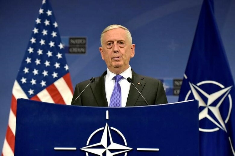 ８月２４日、マティス米国防長官（写真）は、ウクライナに対し攻撃的な行動を取っているとしてロシアに圧力をかけ続ける方針を示した。またウクライナへの武器供与について個人的に支持する意向を表明した。写真は７月ブリュッセルで撮影（２０１７年　ロイター／Eric Vidal）