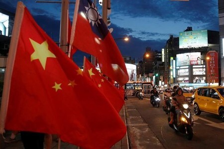 　５月２６日、中国国営の新華社によると、中国の対台湾関係担当部門トップ、国務院台湾事務弁公室の張志軍主任は、「一つの中国」の原則に反することは何であれ緊張と大混乱をもたらす、との考えを示した。写真は平和的再統合を訴える活動にはためく両国の国旗。台北で１４日撮影（２０１６年　ロイター／Tyrone Siu）