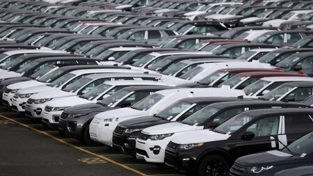 　１１月２８日、英自動車工業会（ＳＭＭＴ）が発表した１０月の国内自動車生産台数は、前年同月比４％減の１３万４７５２台となった。内外の需要減が響いた。２０１６年９月１２日、リバプールのジャガー・ランドローバー工場で撮影（２０１９年　ロイター/Phil Noble）