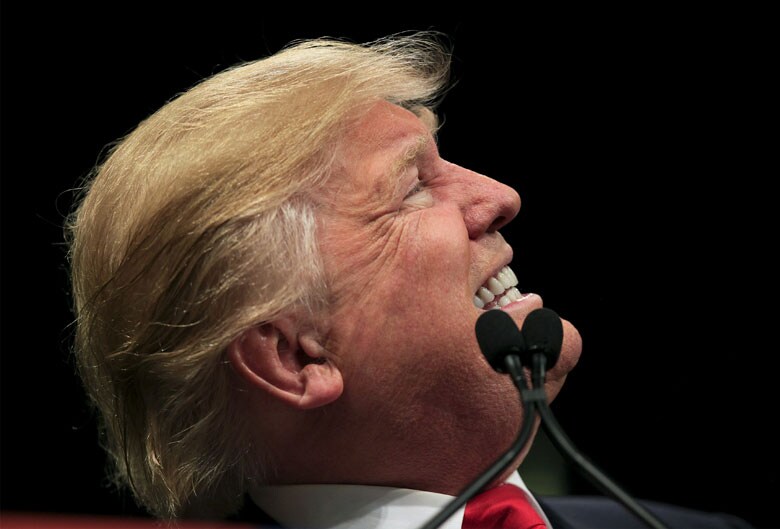 型破りな姿勢を貫いて“非常識”な政策を提案し続けるトランプは、候補として失格であっても「ディベートメーカー」としては貴重な存在　Randall Hill-REUTERS