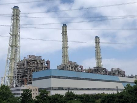　６月２８日、ＪＥＲＡは、長期計画停止中だった姉崎火力発電所５号機の運転再開を２９日から３０日に変更すると発表した。写真は千葉県にある姉崎火力発電所。６月２２日撮影（２０２２年　ロイター/Yuka Obayashi）